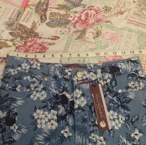 4 for $25- NWT Gloria Vanderbilt Capris, Size 8 - Picture 2 of 11